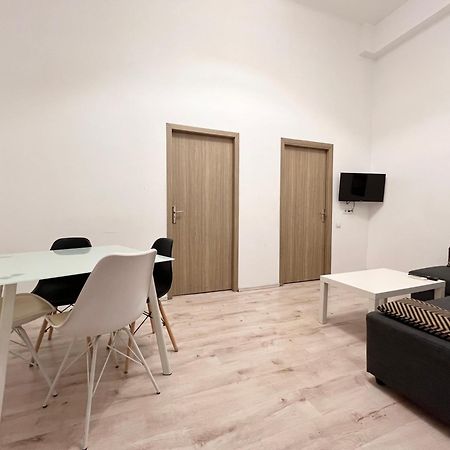 Old Town - Ultra Central Apartment Bukares Bagian luar foto