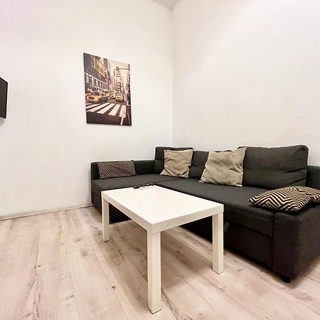 Old Town - Ultra Central Apartment Bukares Bagian luar foto