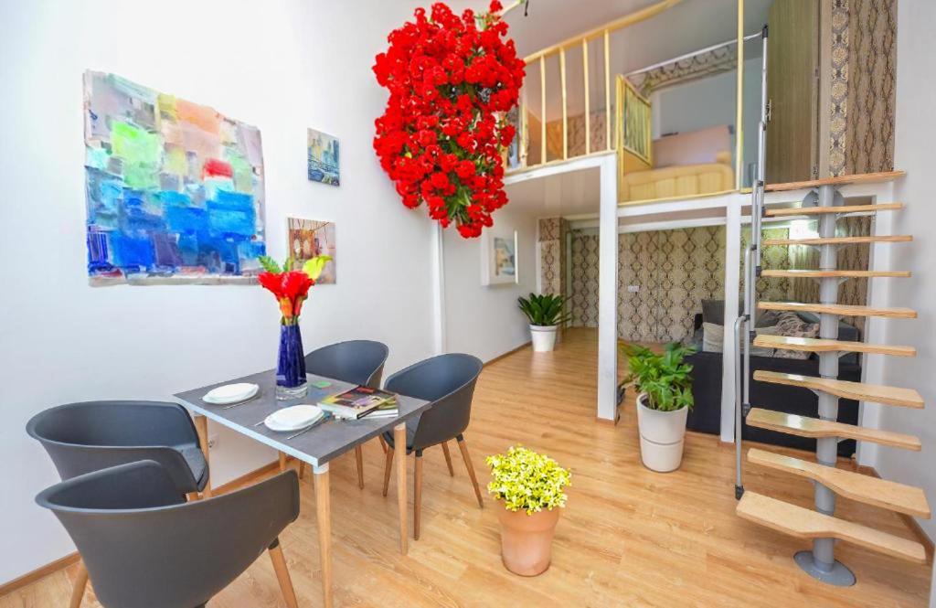 Old Town - Ultra Central Apartment Bukares Bagian luar foto