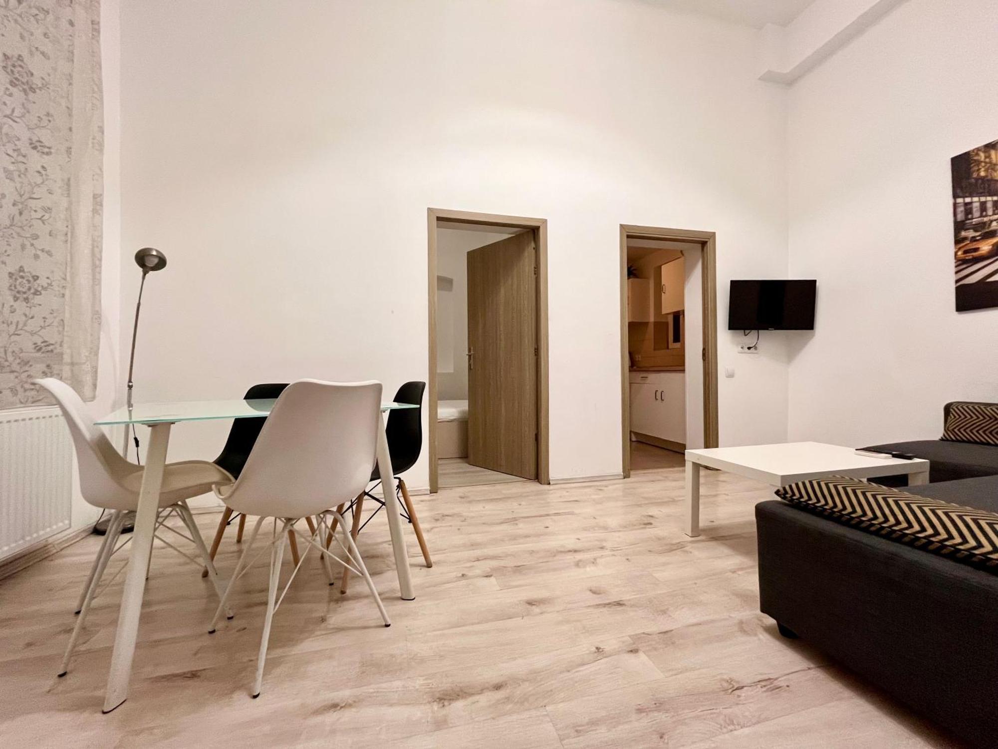Old Town - Ultra Central Apartment Bukares Bagian luar foto